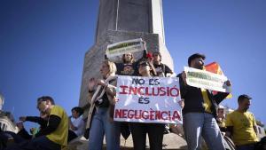 Pancarta de No es inclusión, es negligencia, en la manifestación durante la huelga del 11 de febrero.