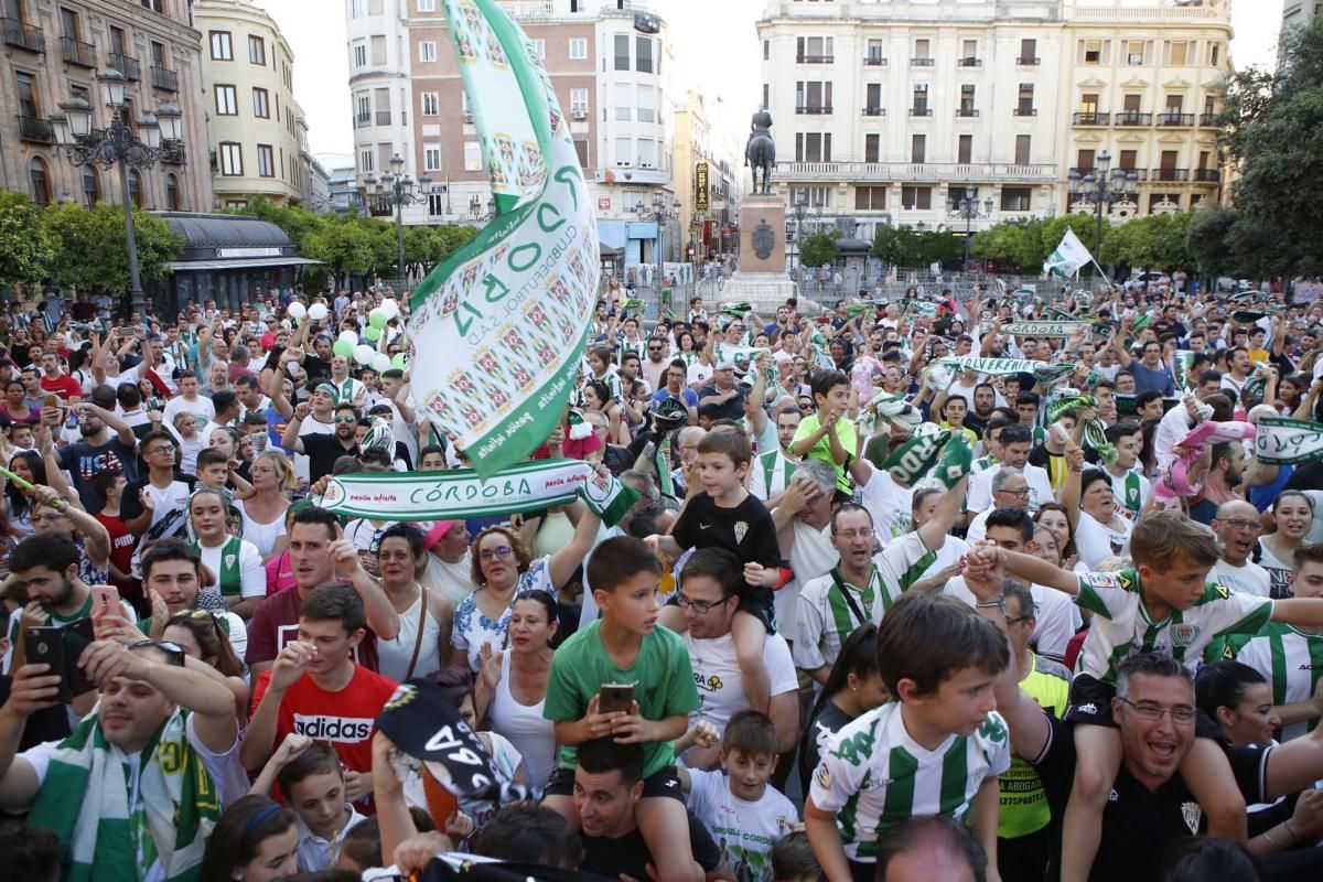 El Córdoba CF Futsal celebra el ascenso en Las Tendillas