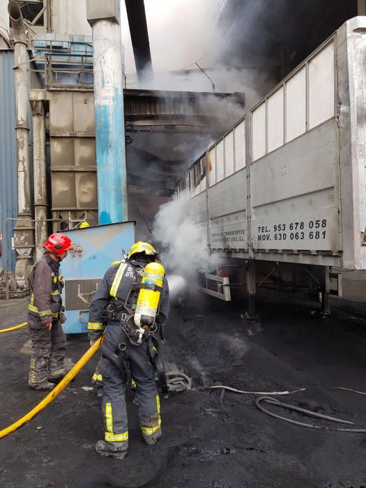 Los bomberos de Málaga acuden a sofocar las llamas de un contenedor de caucho y neumáticos que salió ardiendo