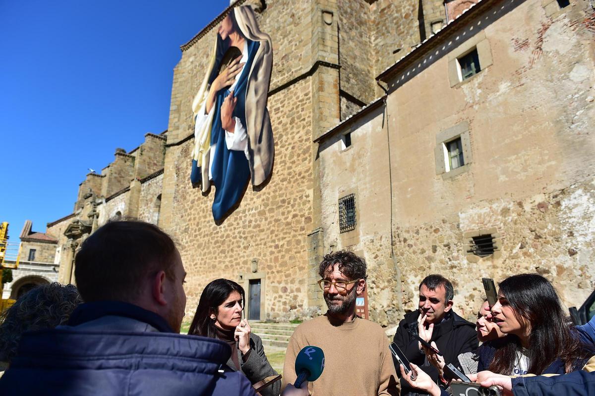 Fotogalería | Las imágenes del nuevo mural de Brea para la Semana Santa de Plasencia