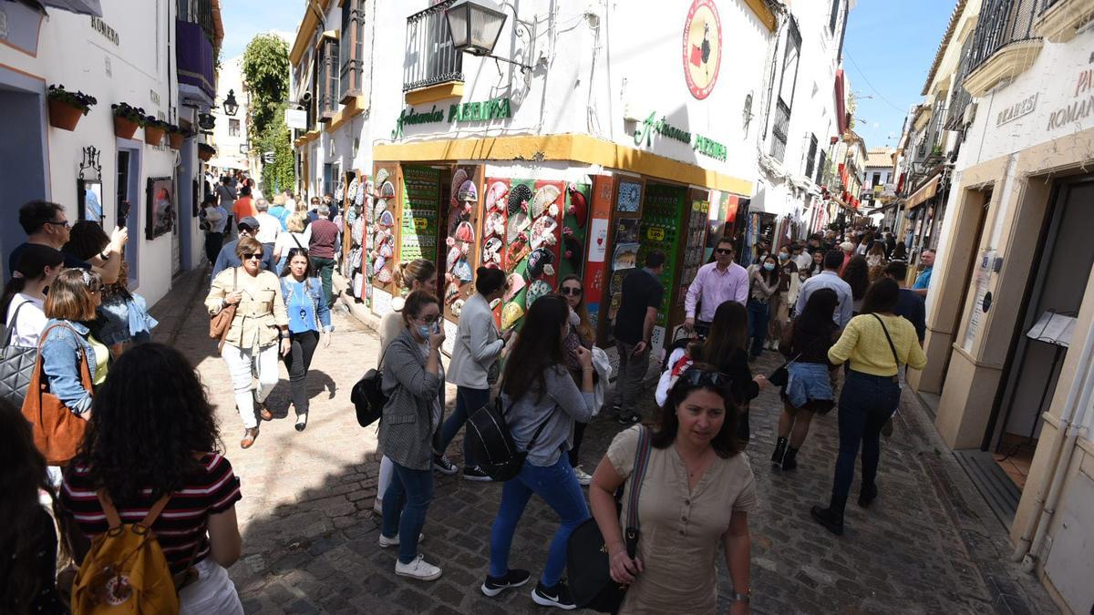 Turistas en las calles de la Judería de Córdoba.