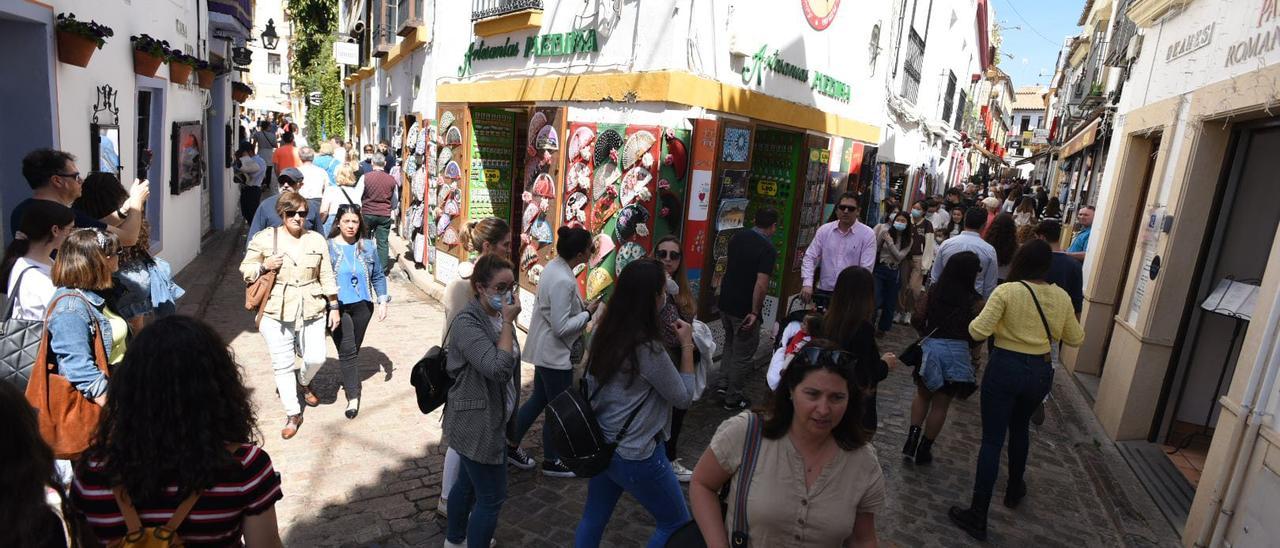 Turistas en las calles de la Judería de Córdoba.