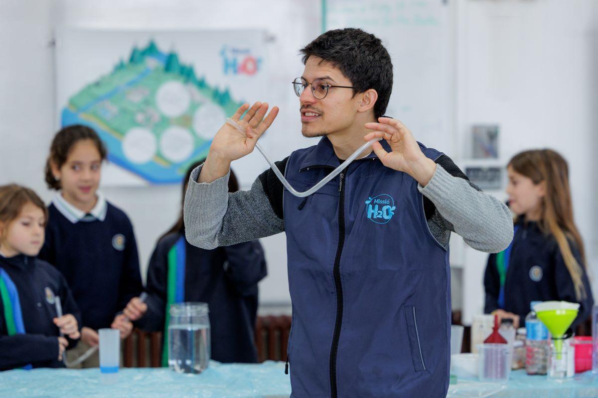 Tallerista del nou programa educatiu Missió H2O impartint una sessió