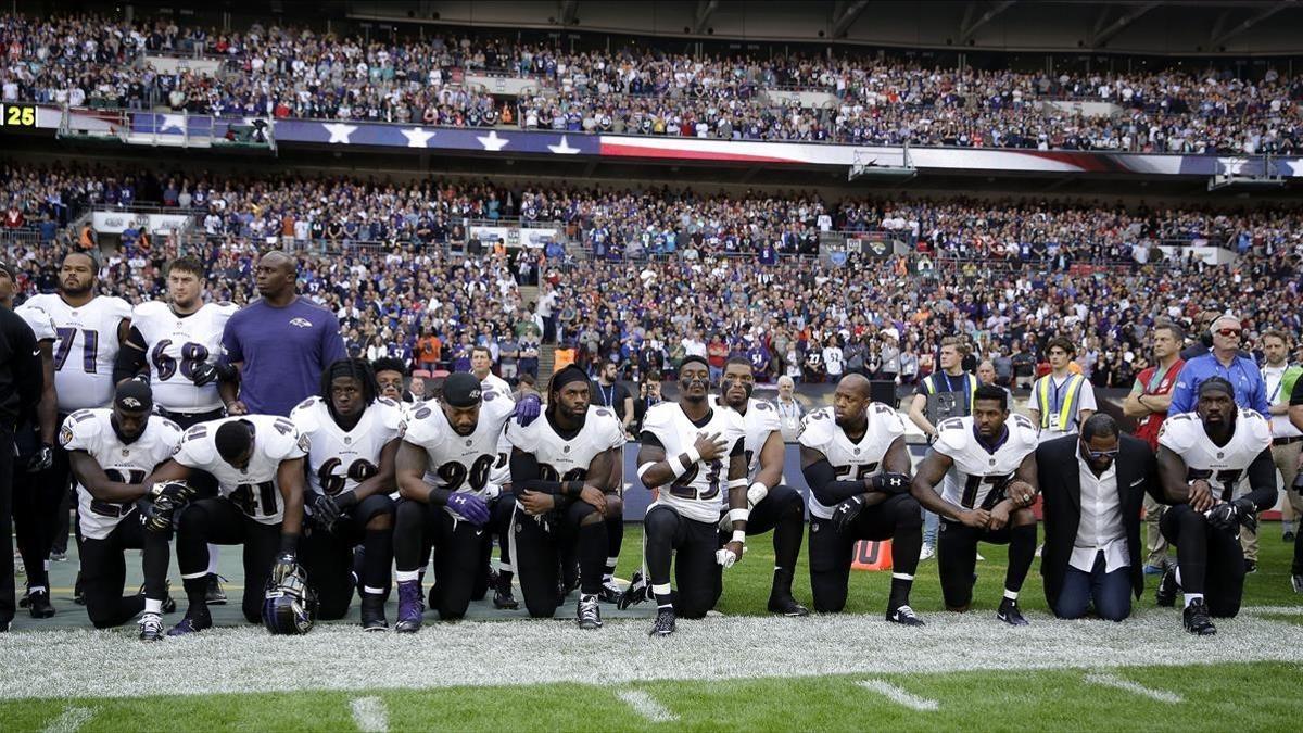 Los jugadores de los Baltimore Ravens, arrodillados antes de un partido contra los Jacksonville Jaguars.