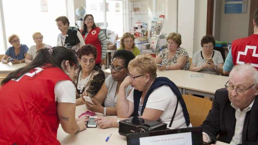 Taller sobre manejo de móviles impartido ayer por Cruz Roja A Estrada. // Bernabé/Ana Agra