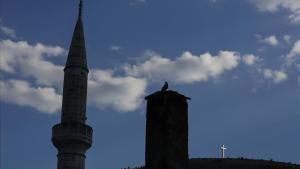 Minarete de una mezquita de Mostar, donde parte la acción de la novela.