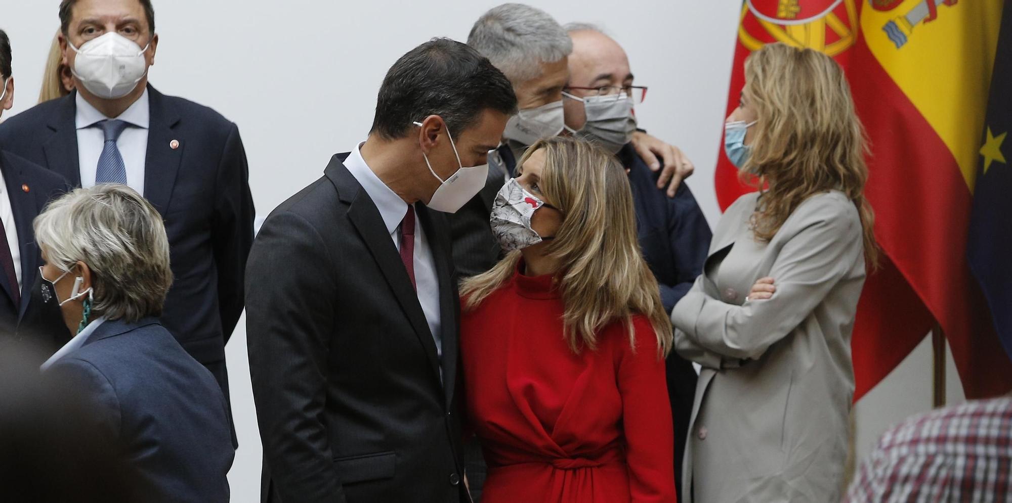 El presidente del Gobierno, Pedro Sánchez, y la vicepresidenta segunda, Yolanda Díaz.