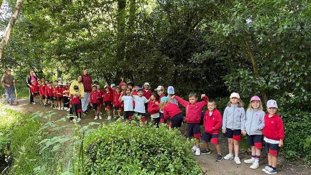Alumnos de Placeres exploran el tramo rural del río de Os Gafos.