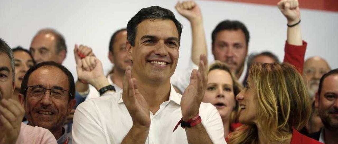 Los tres candidatos a las primarias socialistas posan con los manos entrelazadas tras conocerse la victoria de Sánchez. // Efe