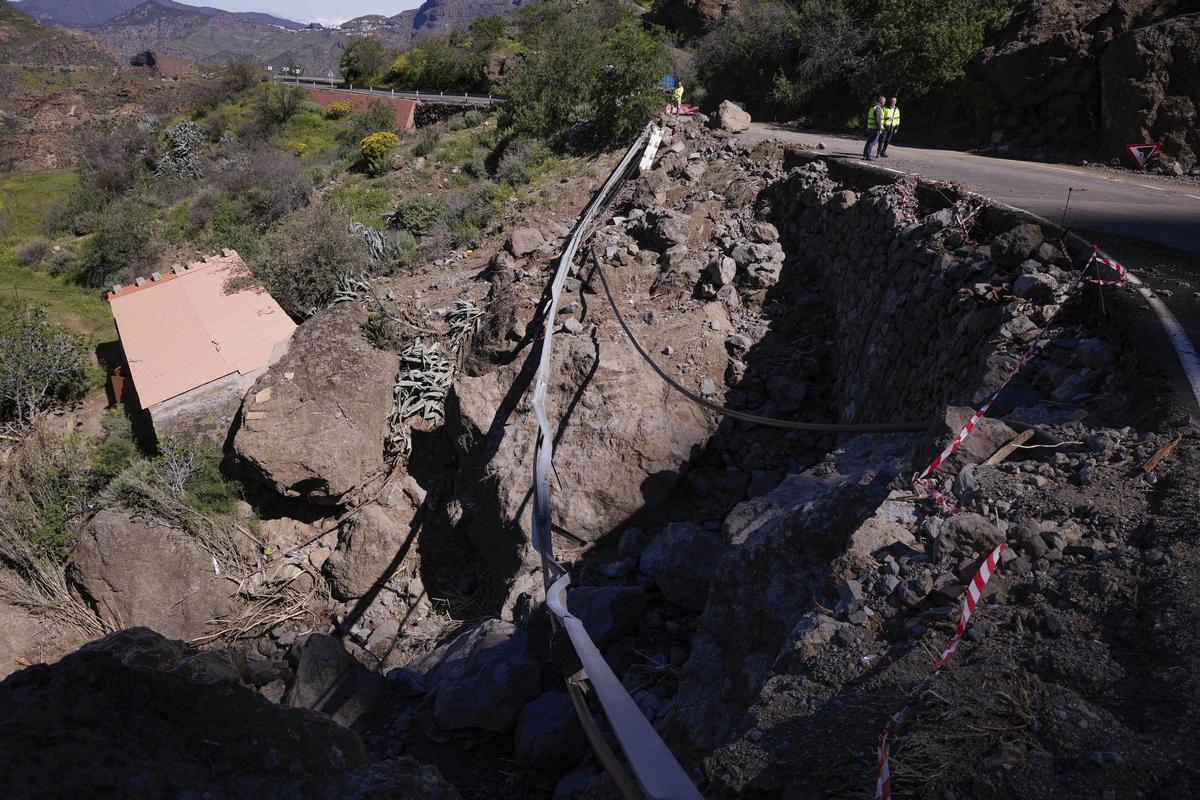 Estado de un tramo de la GC-60 tras el paso de la borrasca Therese.