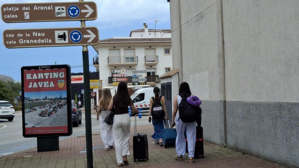 Jóvenes turistas arrastran sus maletas y buscan el piso de alquiler. | A. P. F.