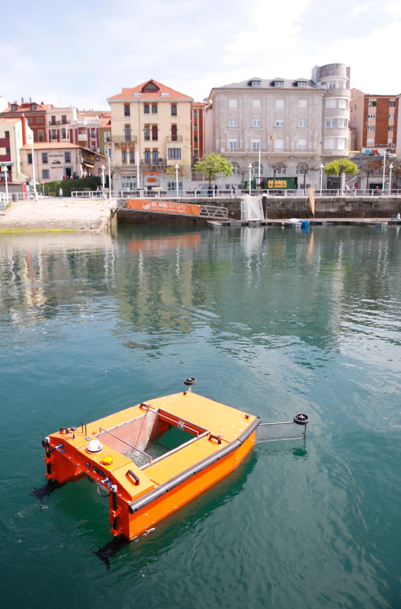 Una aspiradora para el mar: así es el dron que limpia la superficie del agua presentado en Gijón