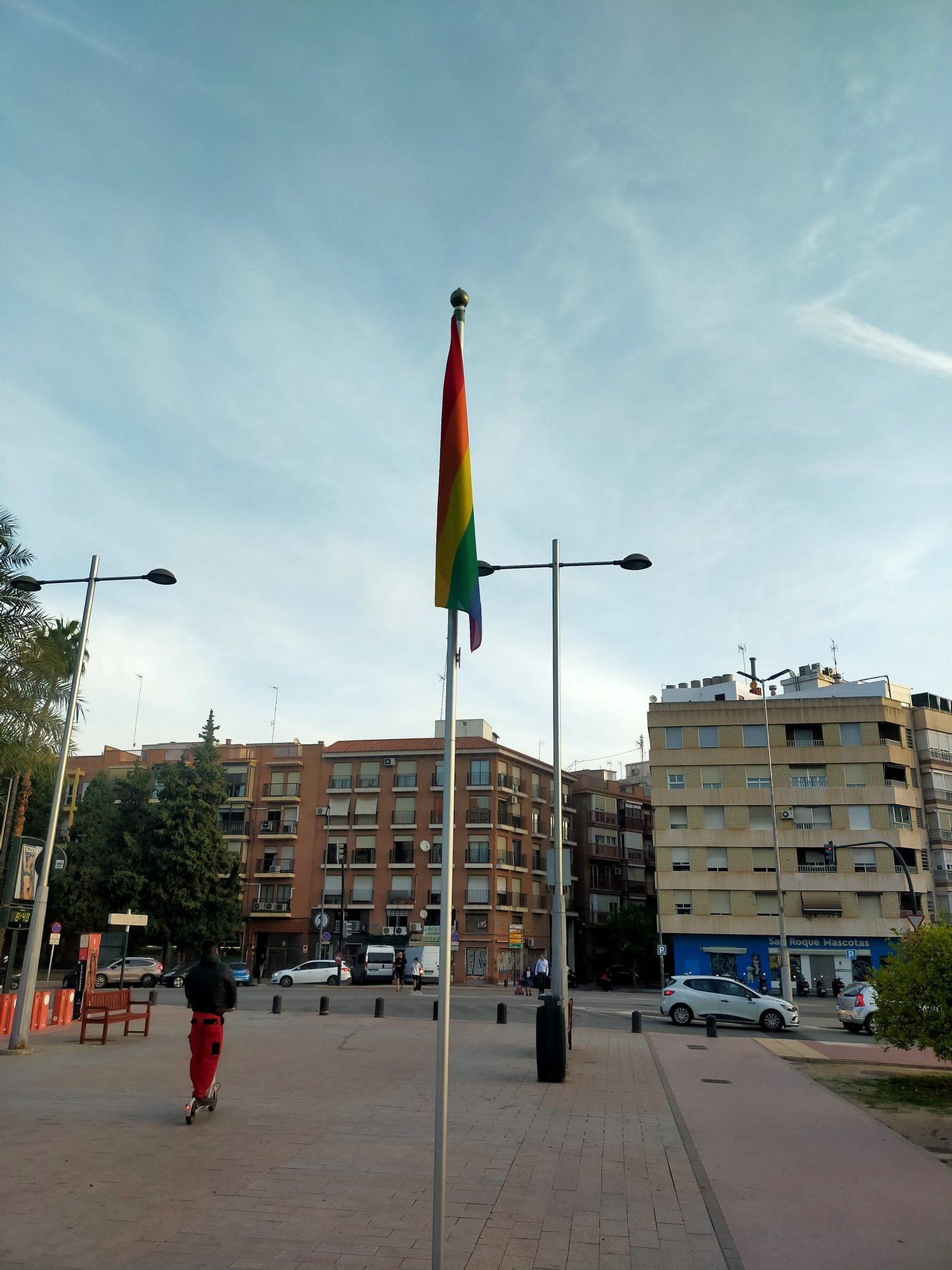 Bandera LGTBIQ+ en el Jardín Chino de Murcia