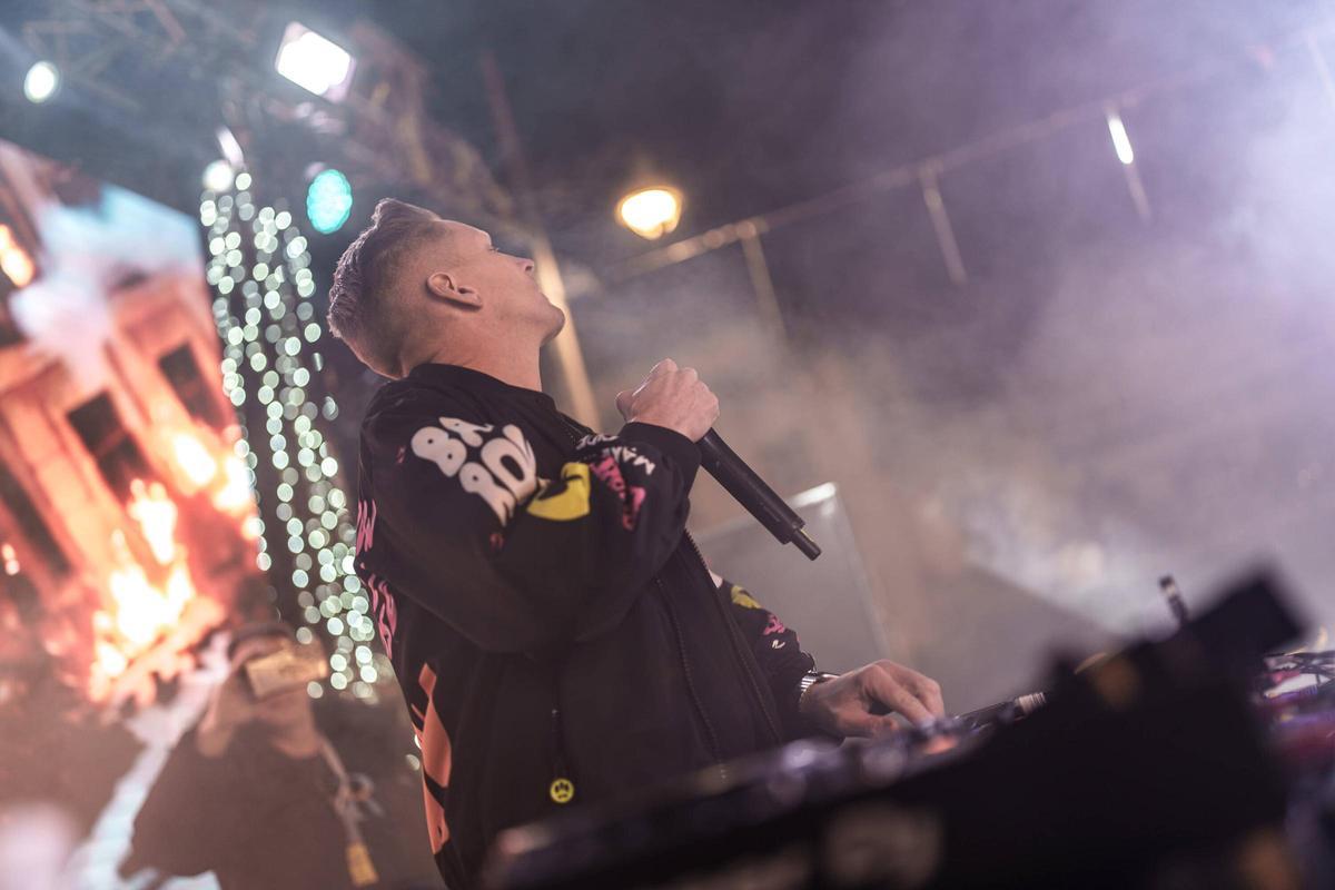 Miles de personas llenaron la plaza de España.
