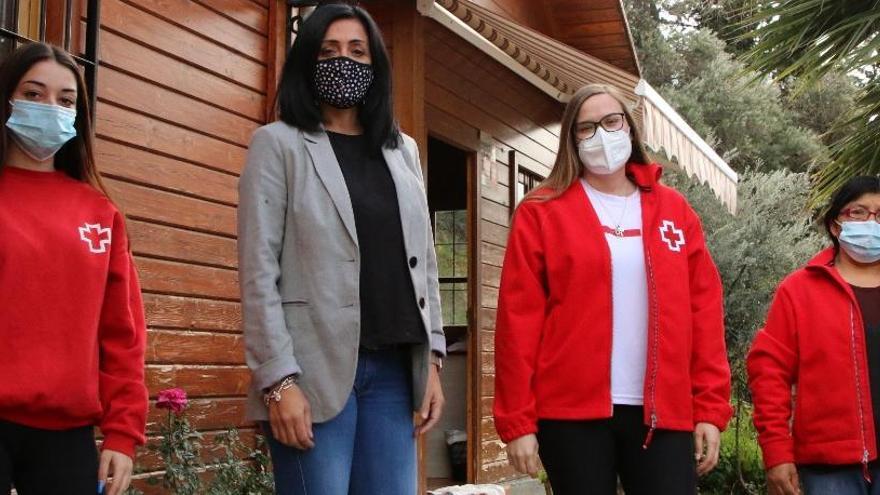 Pepa Moreno, junto a voluntarias de la Cruz Roja