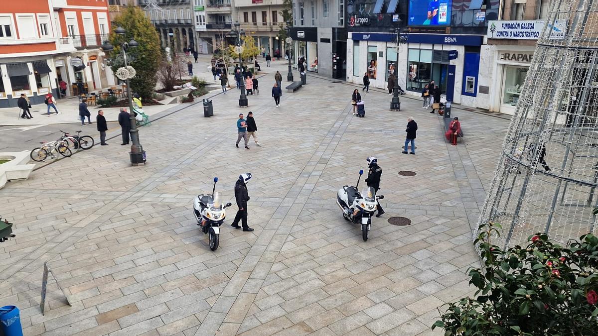 La patrulla motorizada en la plaza de Galicia.