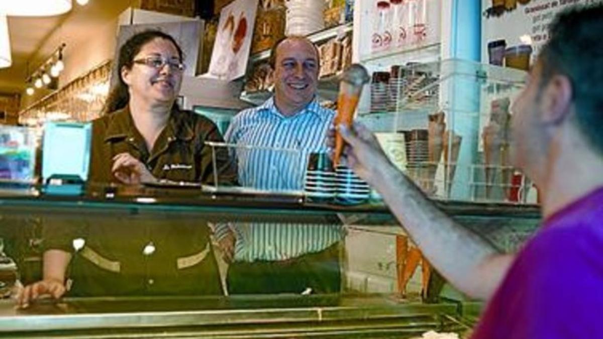 Primera línea 8 Severino Cortés, con una empleada, en su horchateria.