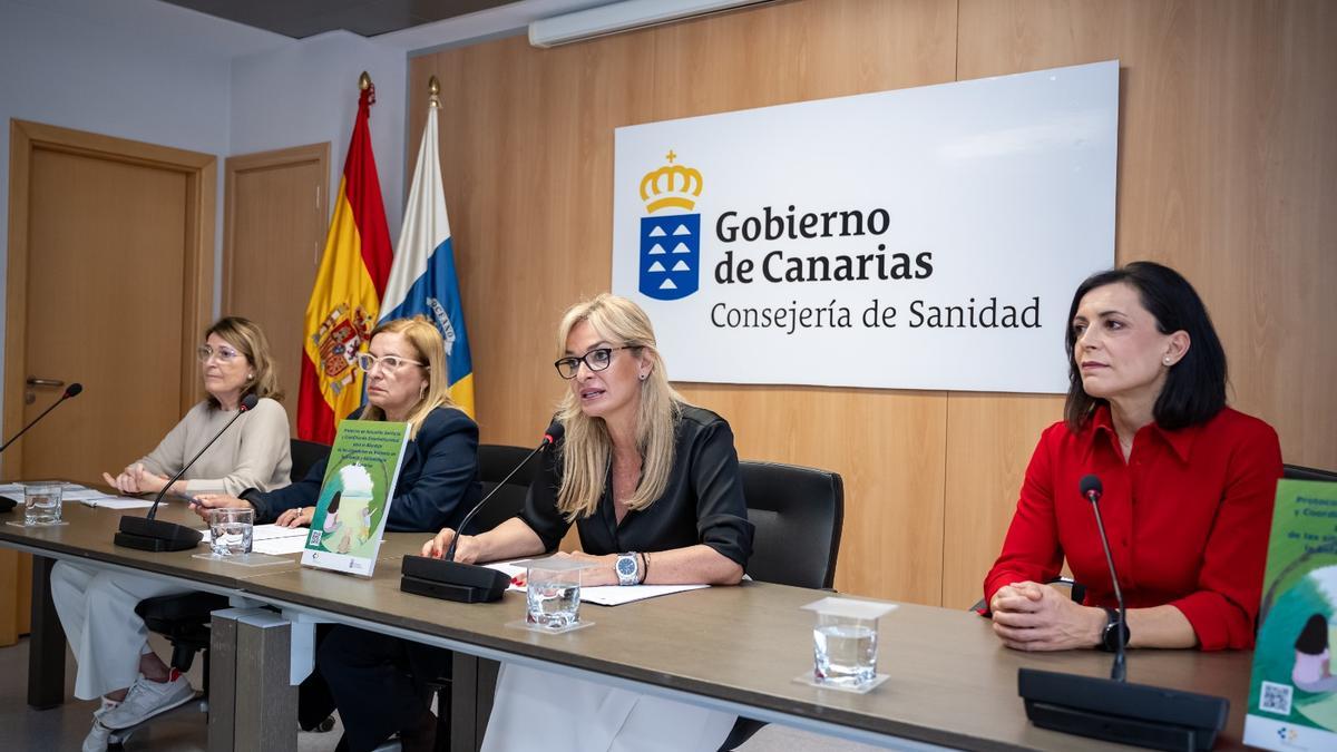 De izquierda a derecha, la doctora Ángeles Cansino, Antonia María Pérez, Esther Monzón y Eva Bajo, durante la presentación de la iniciativa.