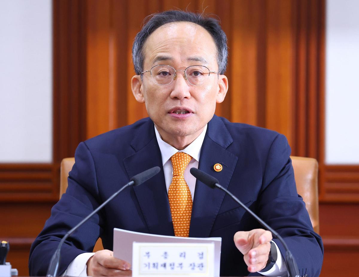 El ex lider parlamentario del PPP y ex ministro de Finanzas de Corea del Sur, Choo Kyung Ho