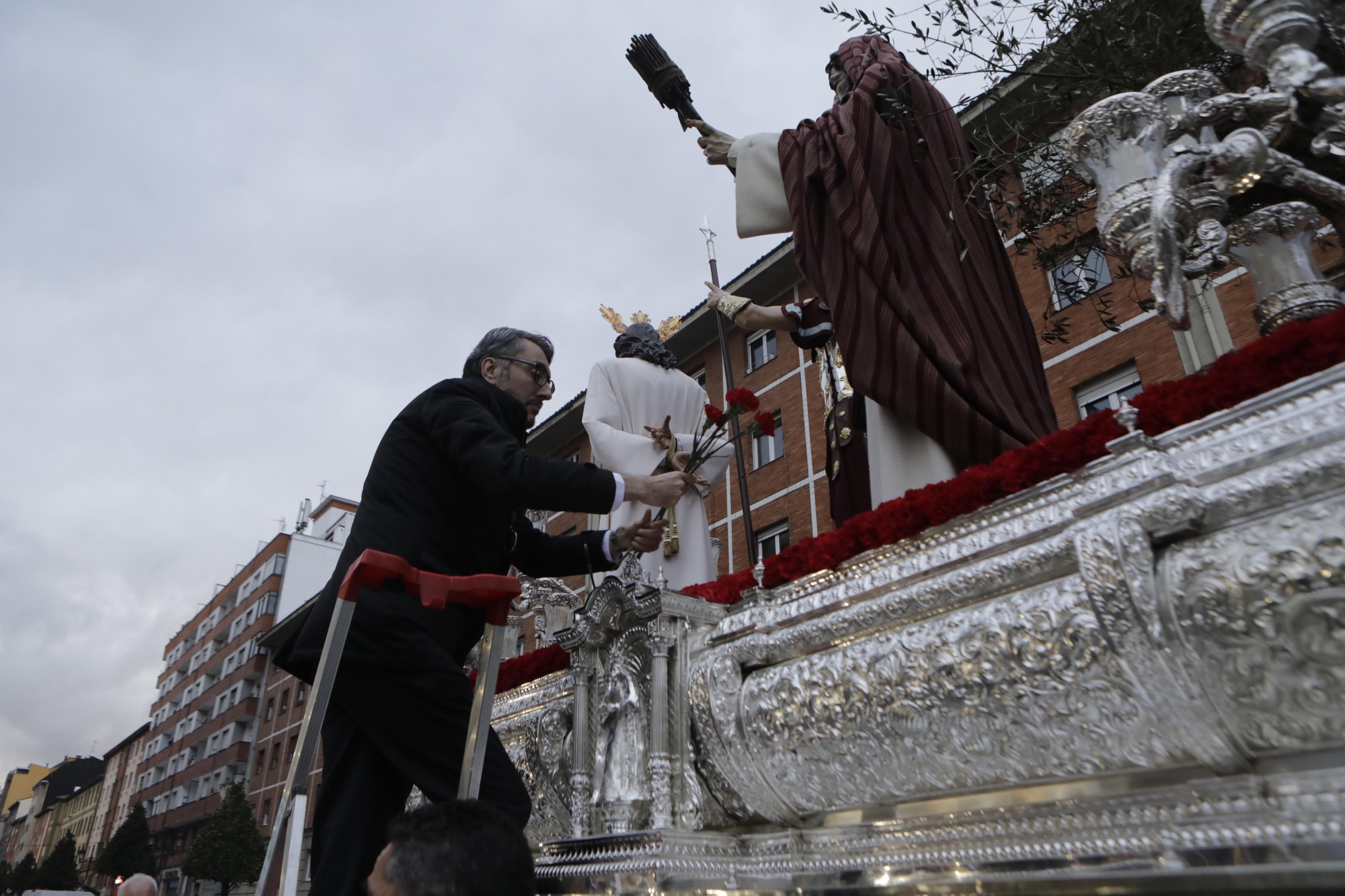 Los Estudiantes llevan al Señor de la Sentencia desde el cielo al Paraíso