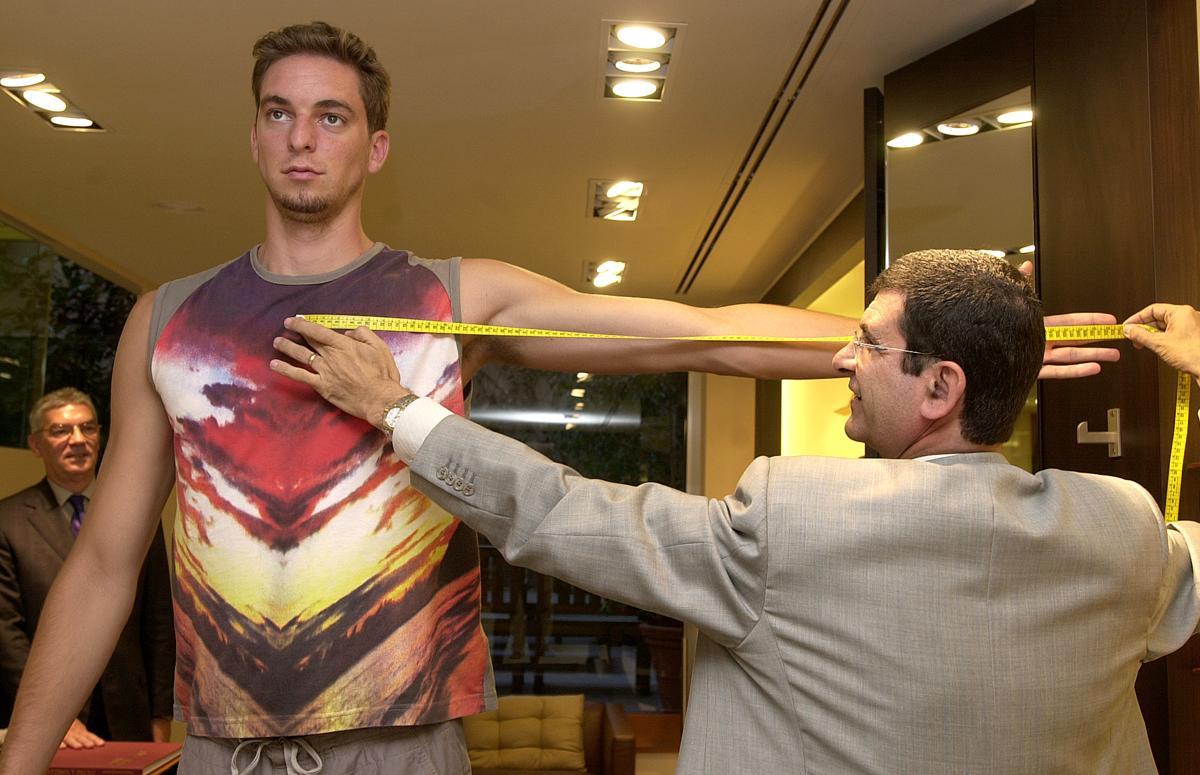 Gasol durante la toma de medidas para hacerse un traje a medida.