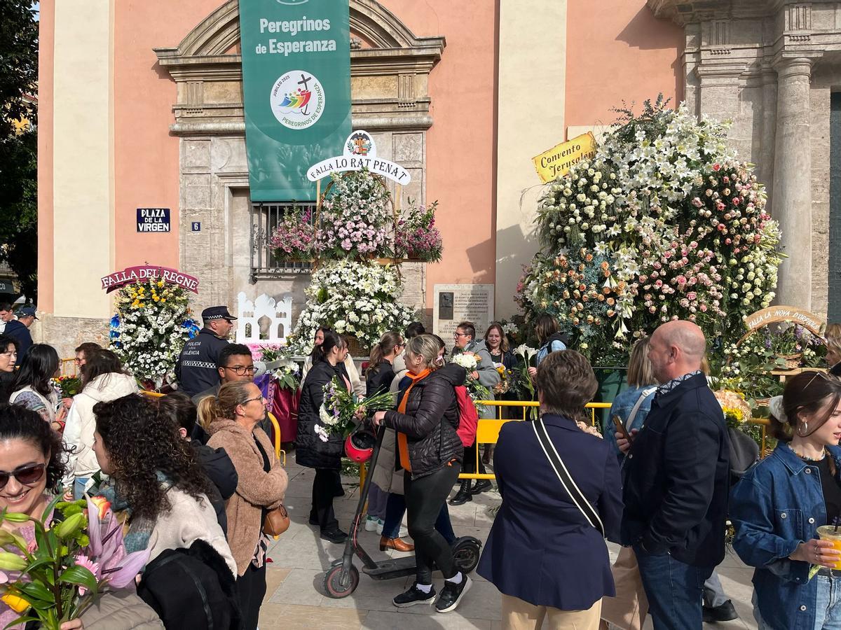 Esprint final para ver el manto de la Virgen y 'llevarse' a casa algunos ramos antes de que los retiren