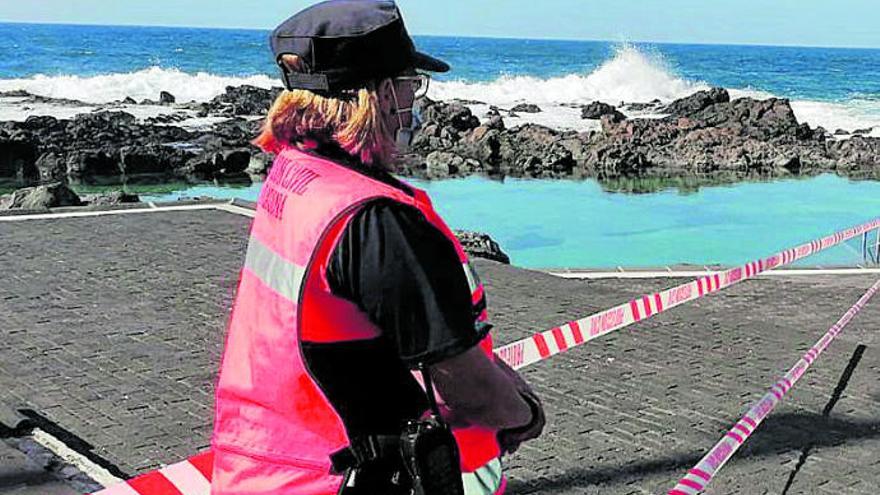 Una voluntaria de Protección Civil observa una zona de baño en la costa de Aguere.