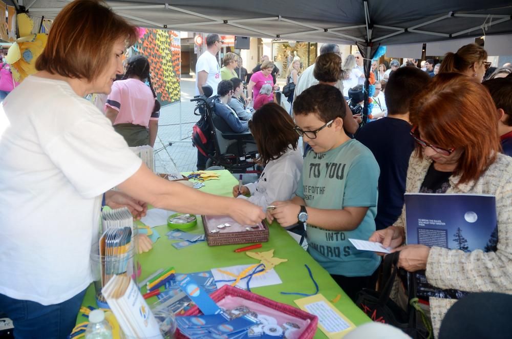 Decenas de ciudadanos se suman en la plaza de A Peregrina a las actividades de Día Mundial de la Parálisis Cerebral