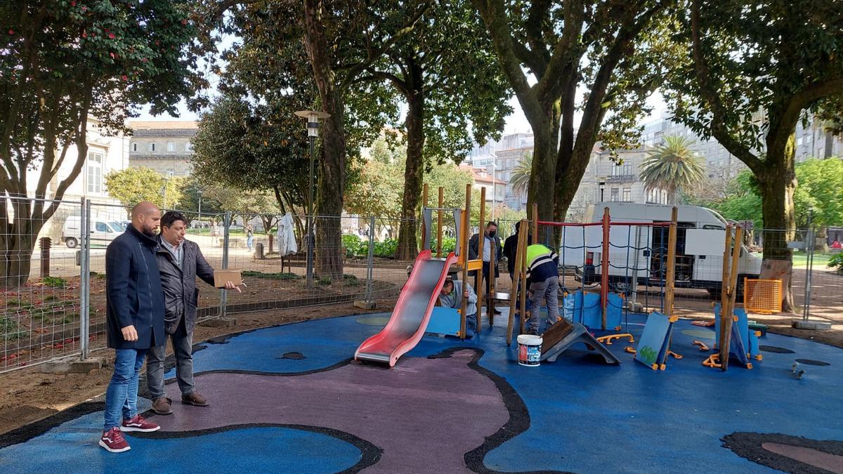 Iván Puentes en su visita de esta mañana al parque infantil de las Palmeras