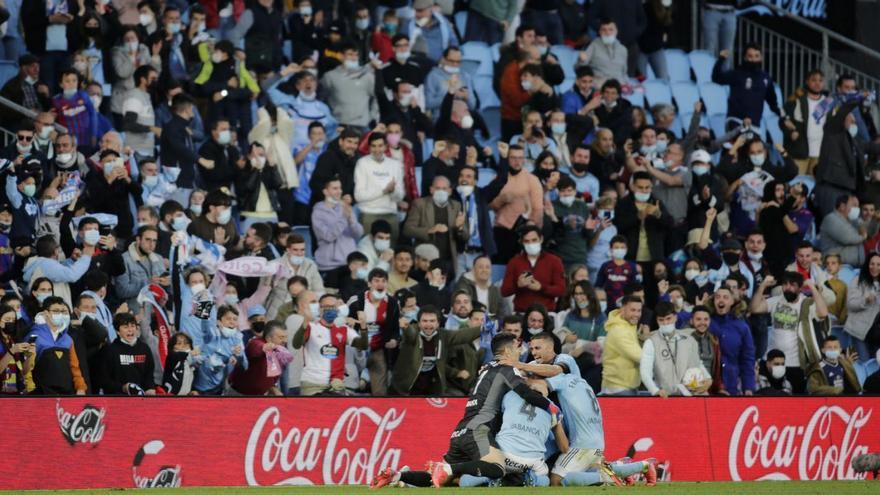 Jugadores y aficionados del Celta celebran el tercer gol al Barcelona. // MIGUEL VIDAL