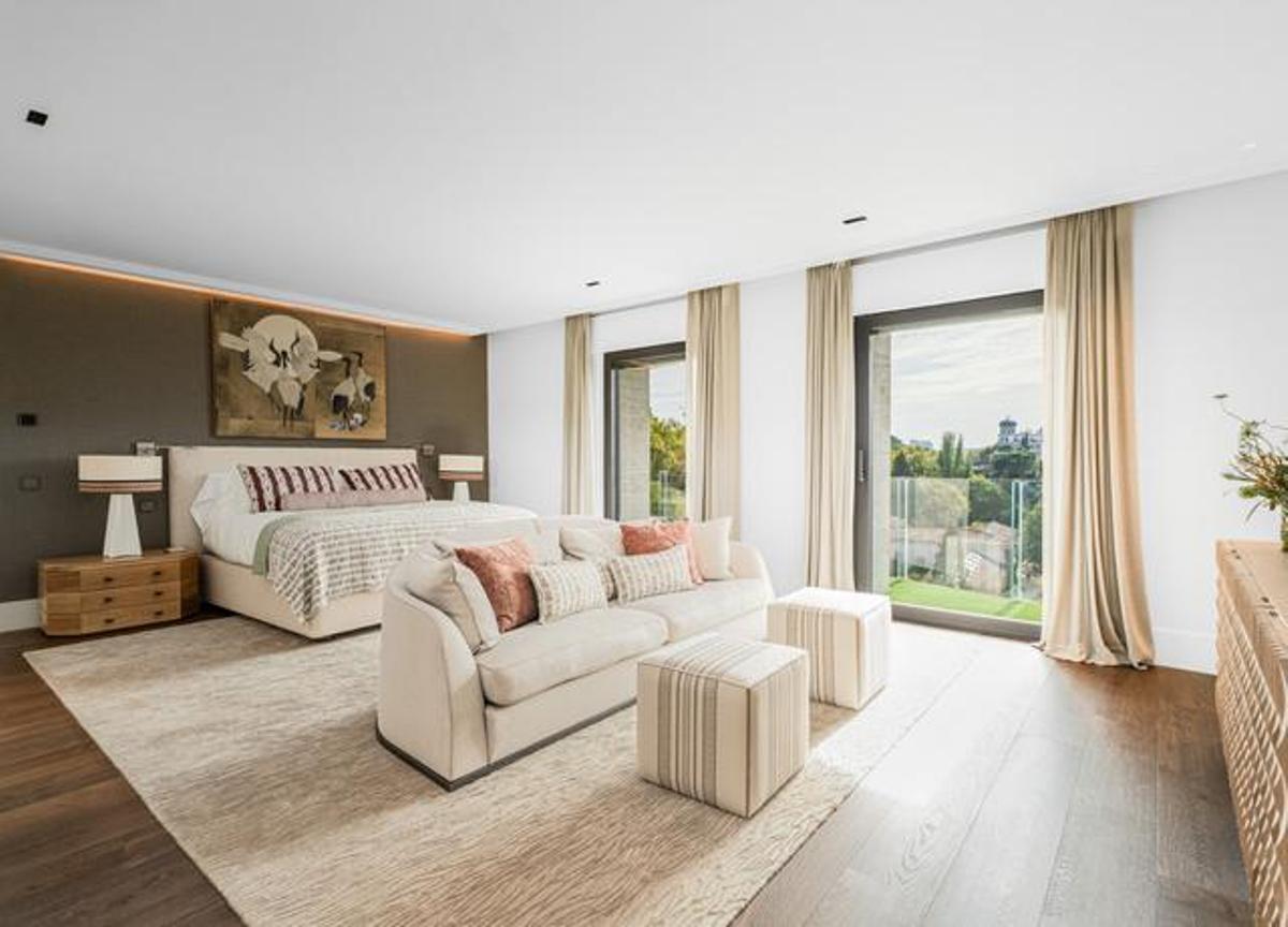El dormitorio principal de gran tamaño y asomado al Jardín Botánico y El Retiro como el resto de la vivienda, incorpora un espectacular y luminoso baño y dos vestidores de lujo.