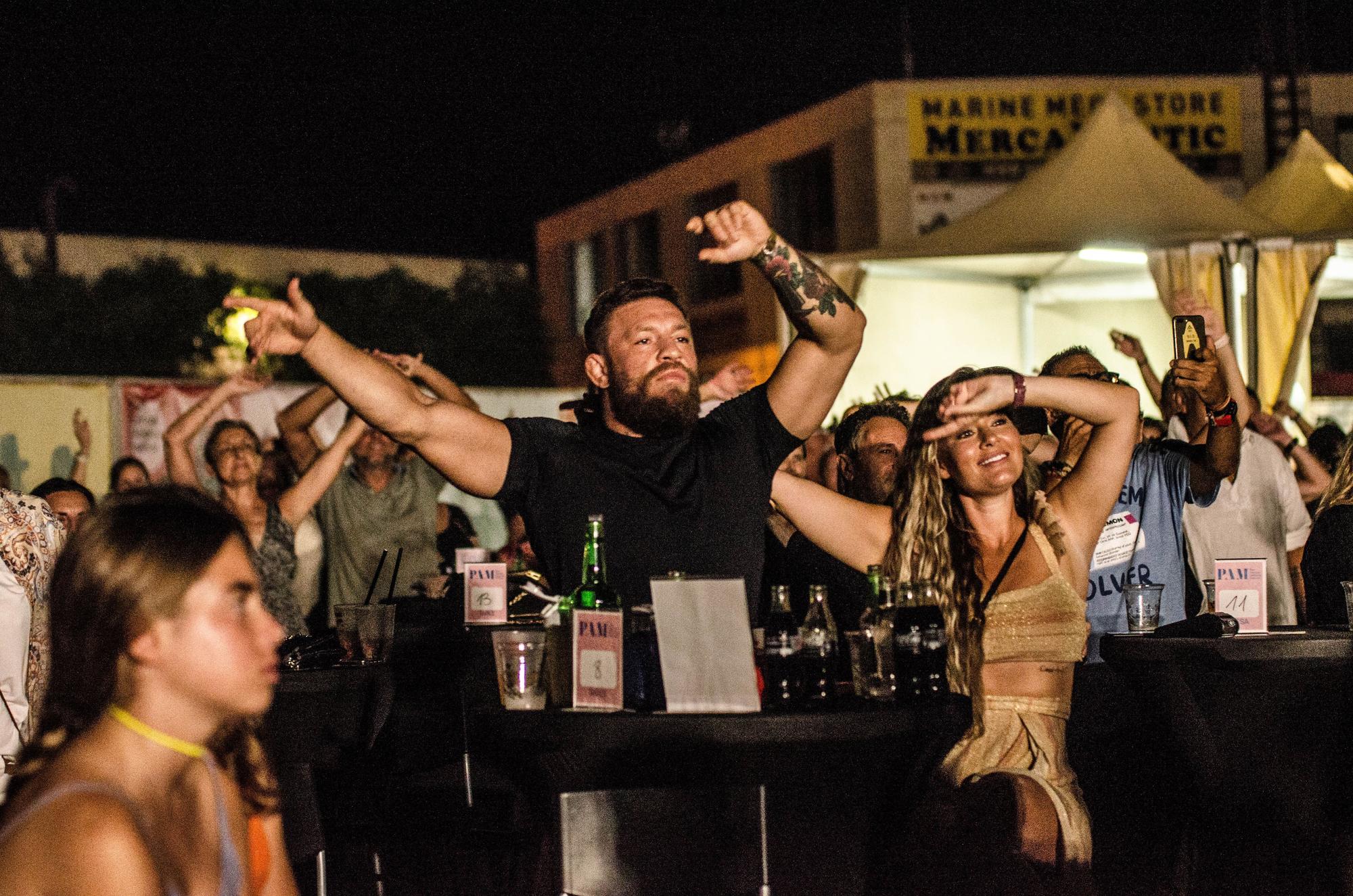 Conor McGregor disfruta del concierto de Texas en Port Adriano