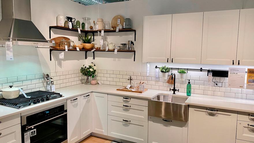 Adiós al problema de los cajones en la cocina: la tendencia de Ikea que se cuelga dentro del armario