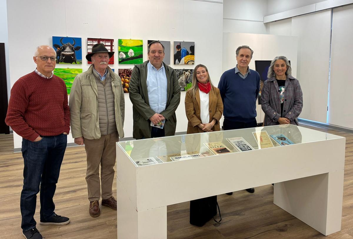 Inauguración de la exposición de revistas de la emigración en el Ateneo de Villaviciosa. Por la izquierda, Ángel Valle, presidente de Cubera; Miguel G Pereda, presidente del Ateneo de Villaviciosa y cronista oficial de Villaviciosa; Alejandro Vega, alcalde; Olaya Romano, directora general de Emigración del Principado, Juaco López, director del Muséu del Pueblu d'Asturies, y la pintora María del Roxo, autora de las obras de la exposición "Asturias de Mil Colores", que se muestra en la misma sala.