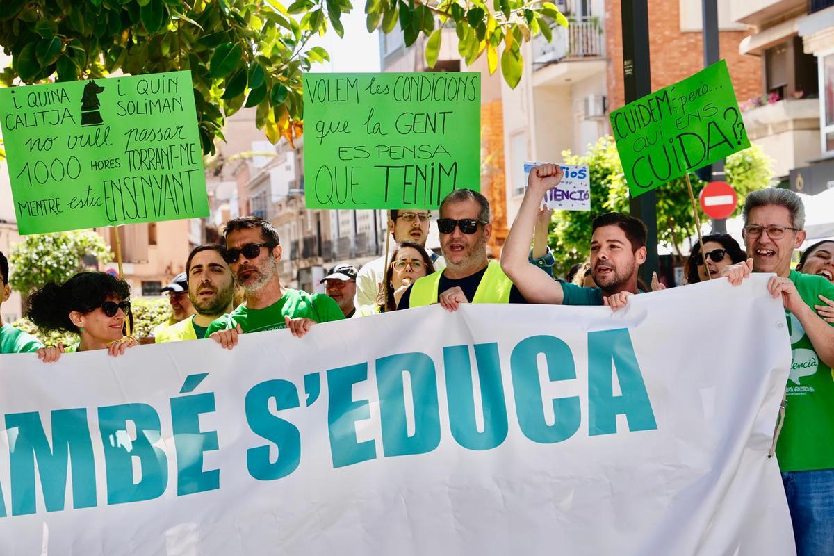 Cerca de 500 personas marchan en Torrent para defender la educación pública