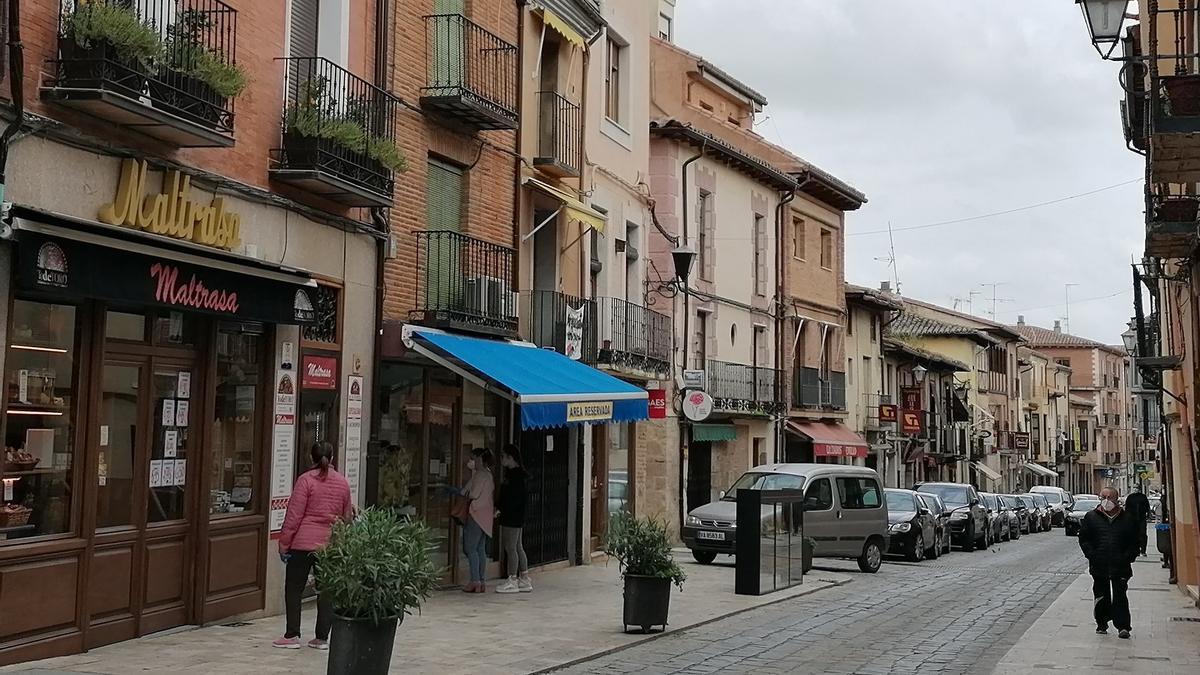 Vecinos pasean por Corredera, una de las calles con más actividad comercial de Toro