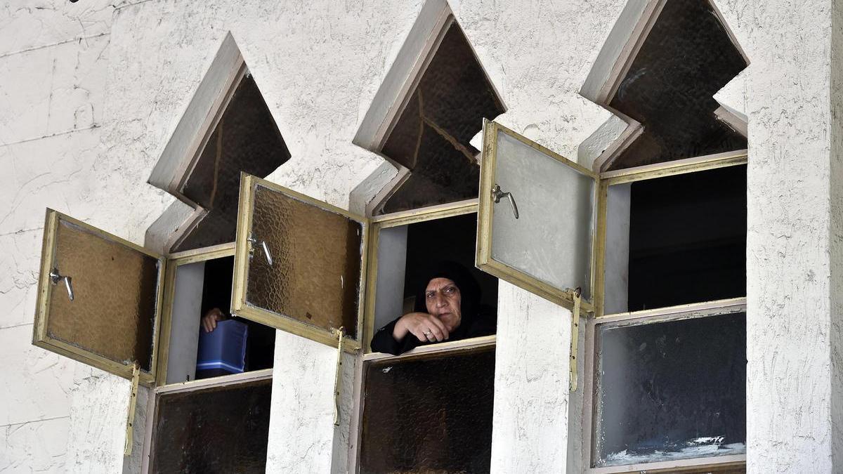 Una mujer, en una ventana en Líbano