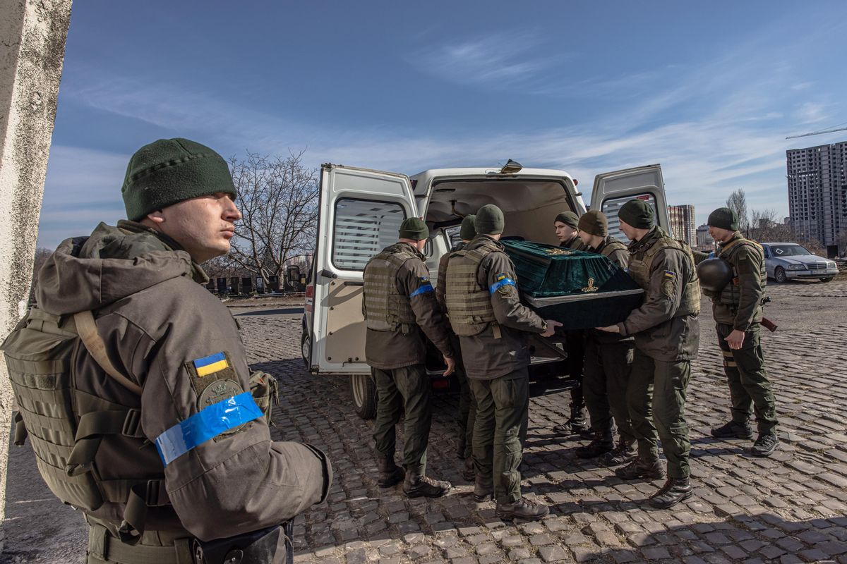 Miembros del ejército ucraniano portan el féretro cerrado con el cuerpo de Roman, un soldado ucraniano caído en la región de Kiev.