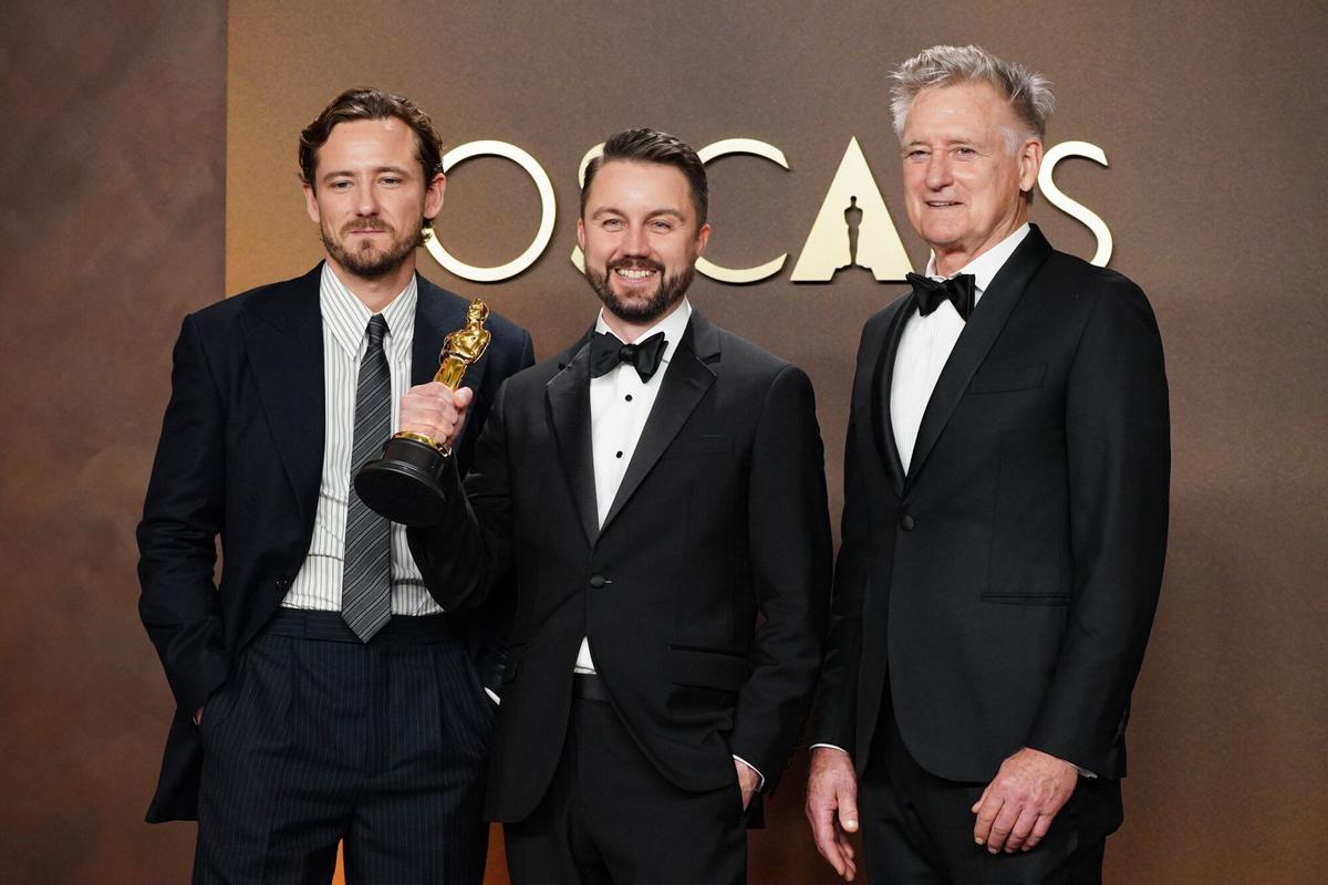 16 March 2026, US, Los Angeles: Lewis Pullman, from left, Andy Jurgensen, winner of the award for film editing for "One Battle After Another," and Bill Pullman, pose in the press room at the Oscars, at the Dolby Theatre in Los Angeles. Photo: Jordan Strauss/PA Wire/dpa 16/03/2026 ONLY FOR USE IN SPAIN. Jordan Strauss/PA Wire/dpa;entertainment;98th Academy Awards;