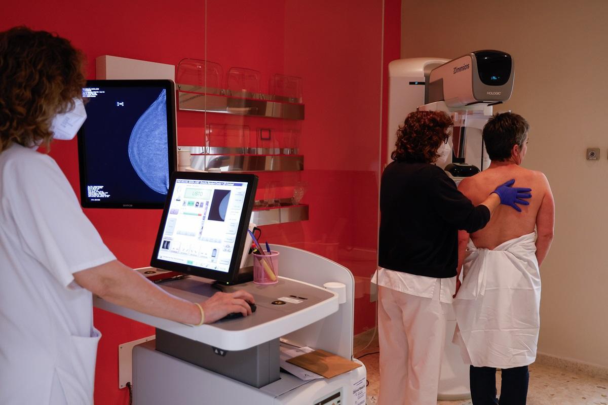 Realización de una mamografía en el Hospital Provincial del Reina Sofía.