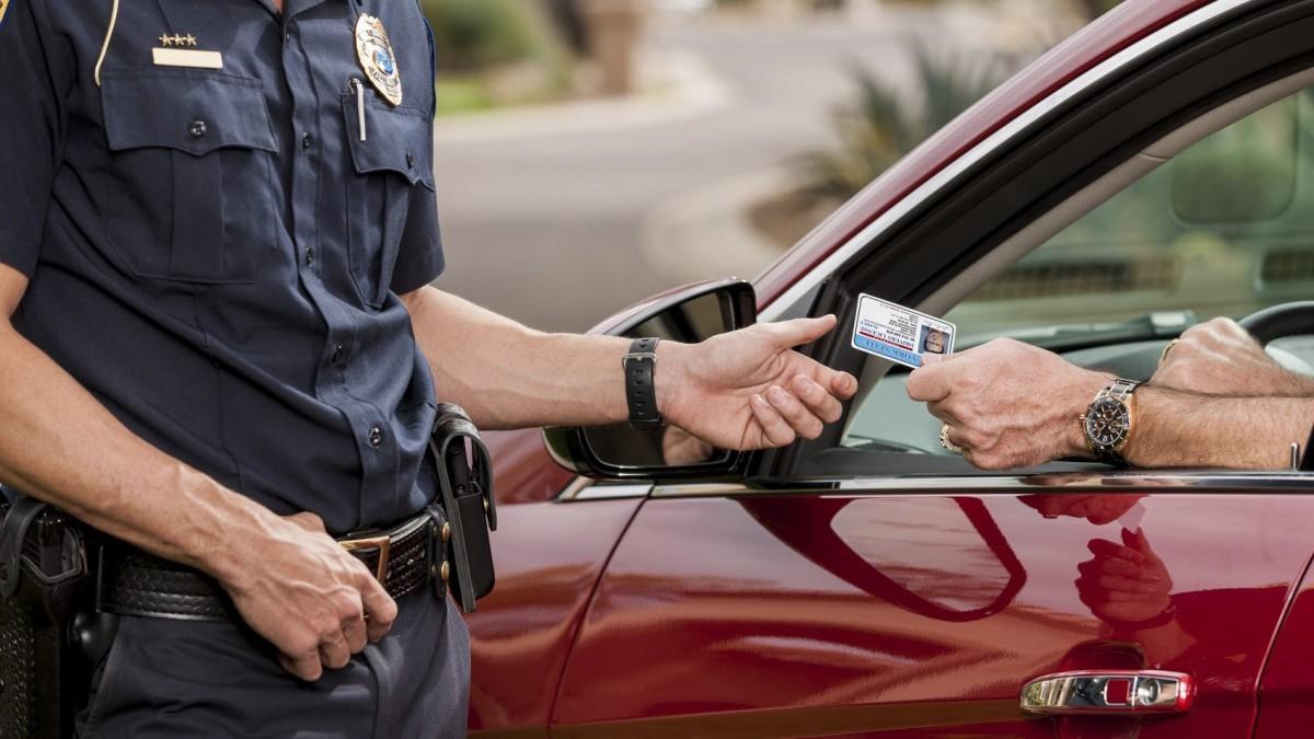 Estas son las 6 cosas que estás obligado a llevar en el coche para que no te multen