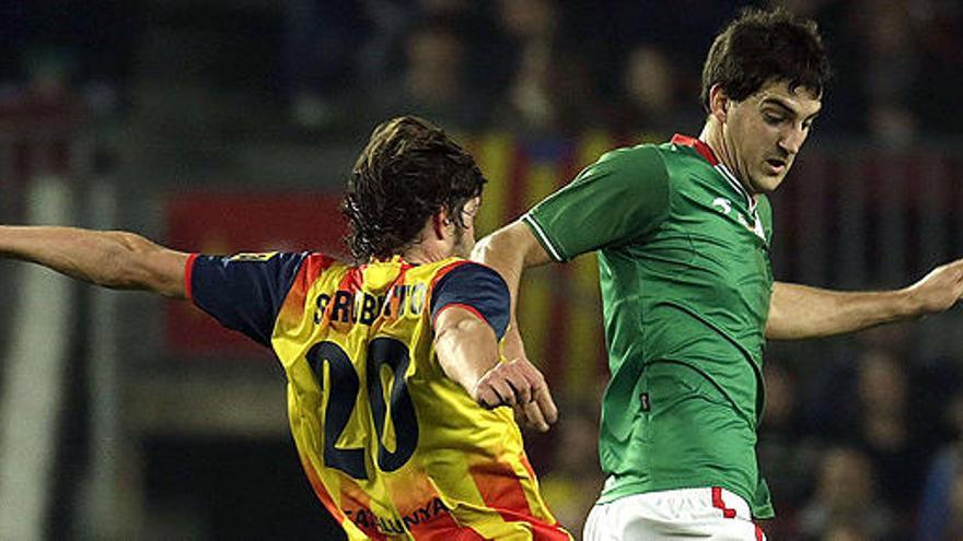 Sergi Roberto pelea un balón con San José.