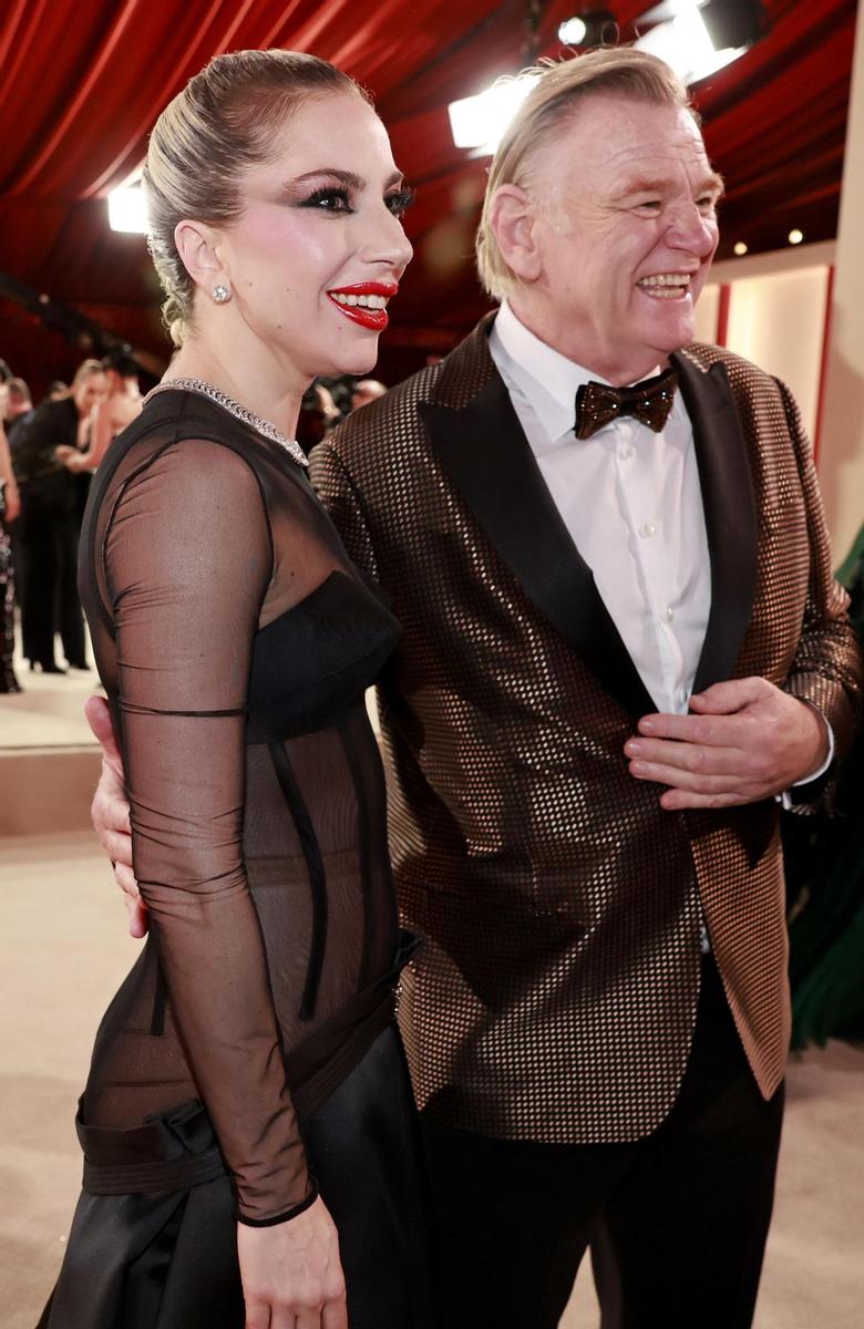Lady Gaga con Brendan Gleeson en los Oscar 2023