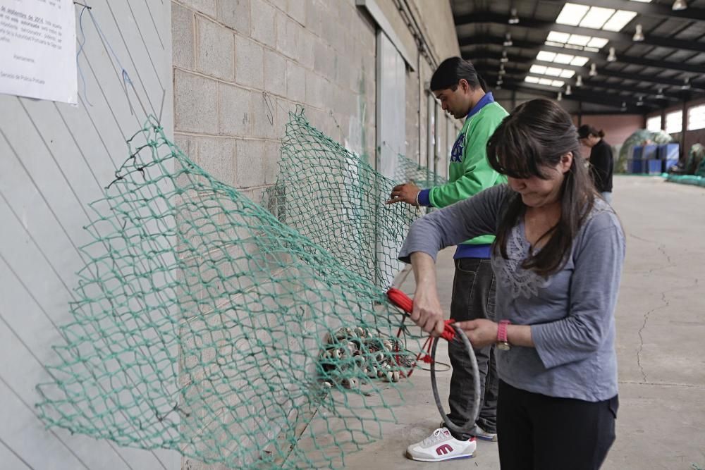 Desempleados aprenden a arreglar redes de pesca