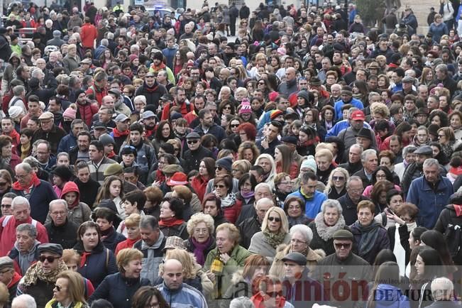 Los romeros acompañan a la Santa pese al frío.