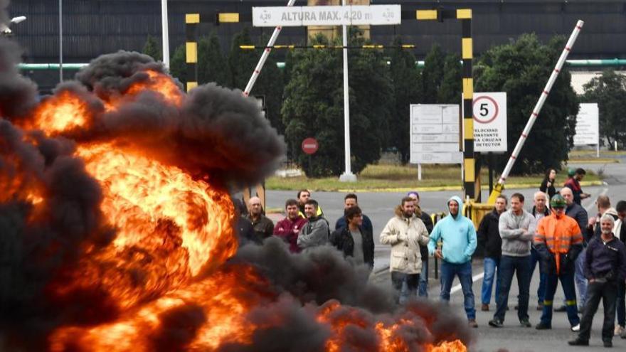 Trabajadores de Alcoa tras una barricada ante la fábrica de aluminio de A Grela, en una de las protestas contra el cierre.