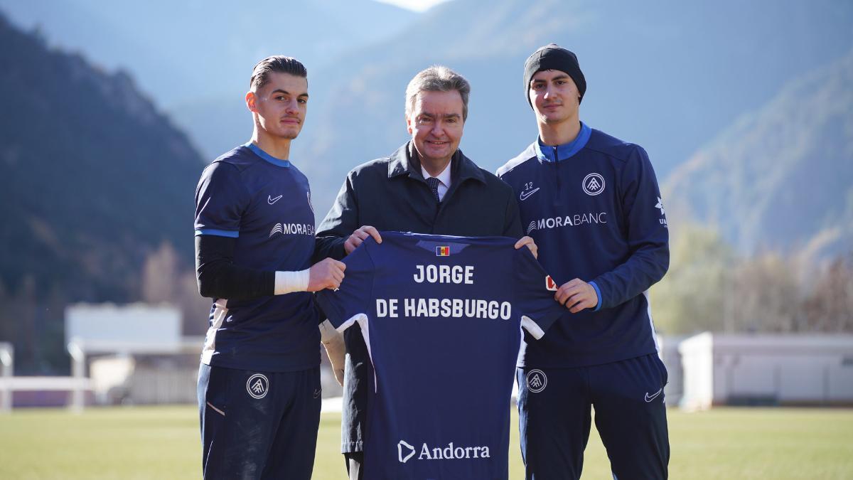 Los hermanos Yaakobishvili junto al Embajador de Hungría