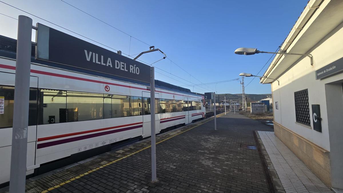 La caída de un muro por acumulación de agua corta la circulación ferroviaria entre Córdoba y Jaén