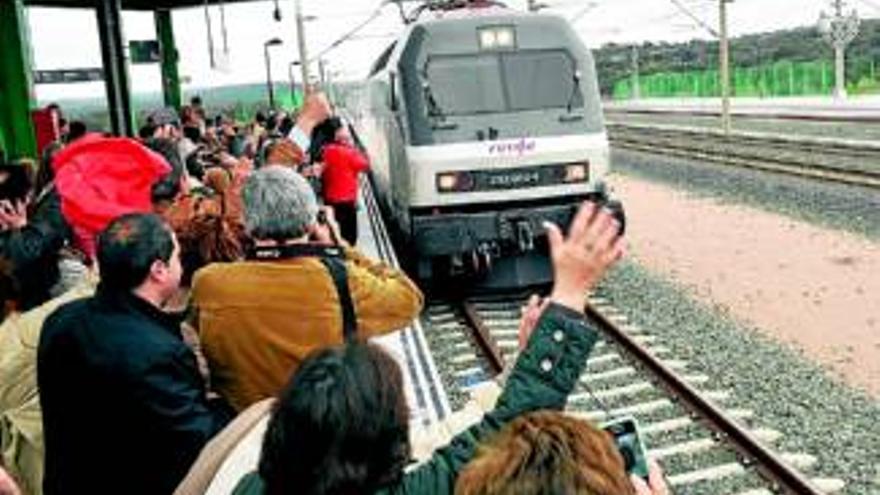 Cientos de personas reciben al primer tren que para en la estación de Los Pedroches