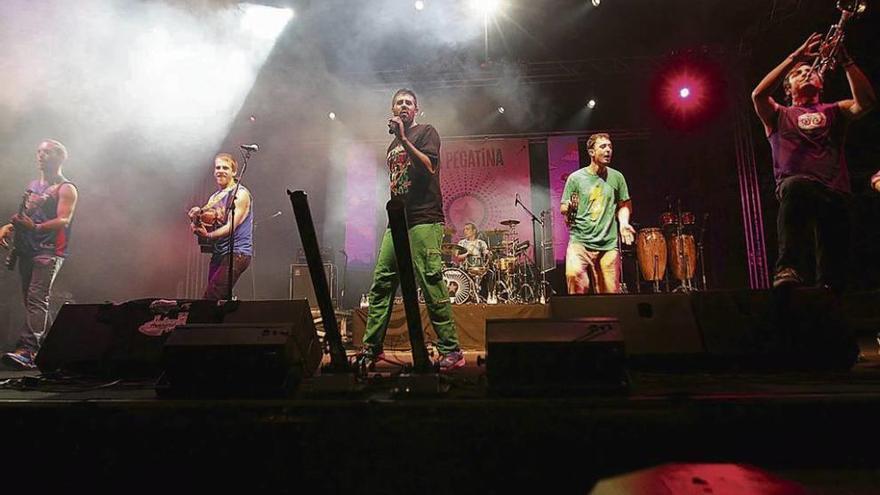 Un concierto de La Pegatina durante el Derrame Rock, en Ourense y a la izq., los navarros Vendetta. // Jesús Regal y Daniel Claudin